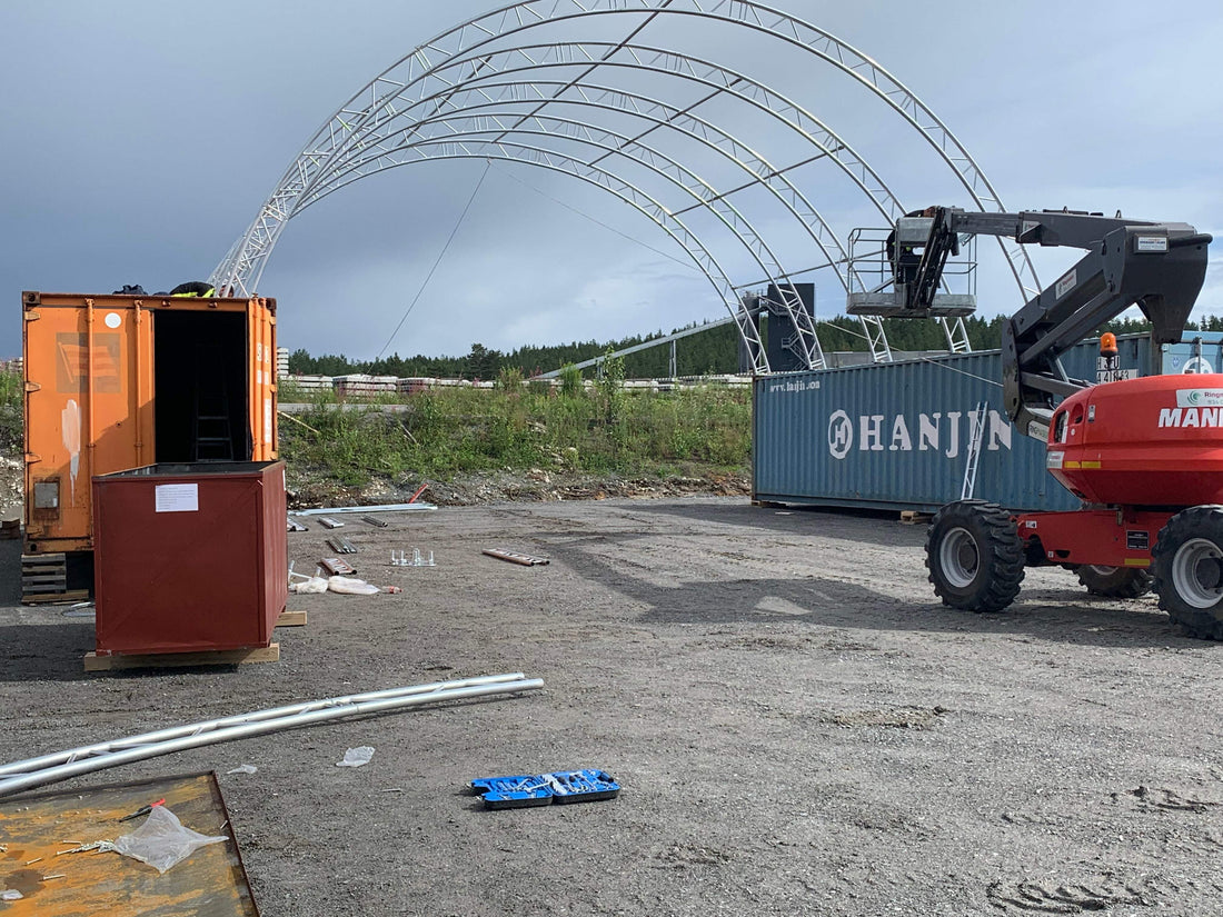 Montasje av containeroverbygg hos Sateba i Hønefoss